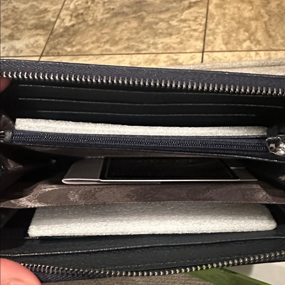 Gucci Blue GG Canvas Zip Wallet - Picture 5 of 5